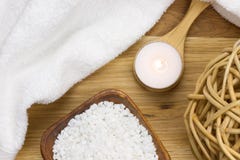 Wellnesskerze auf einem hölzernen Löffel mit Tuch und Badesalze stockfotos Wellnesskerze auf einem hölzernen Löffel mit Tuch und Badesalze stockfotos