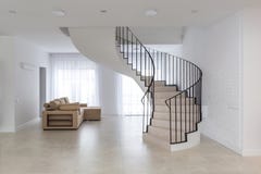 Wendeltreppe im hellen Innenraum mit weißer Backsteinmauer in der Auslese teuer stockfotos Wendeltreppe im hellen Innenraum mit weißer Backsteinmauer in der Auslese teuer stockfotos
