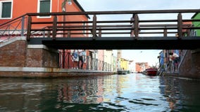 WENECJA, BURANO WŁOCHY, LIPIEC, - 7, 2018: Most i kanał z kolorową architekturą na sławnej wyspie Burano dużo zbiory WENECJA, BURANO WŁOCHY, LIPIEC, - 7, 2018: Most i kanał z kolorową architekturą na sławnej wyspie Burano dużo zbiory