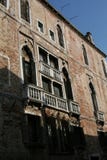 Wenecja, ceglany dom fasada z Mauretańskimi okno i biel marmurowymi balkonami, fotografia stock Wenecja, ceglany dom fasada z Mauretańskimi okno i biel marmurowymi balkonami, fotografia stock