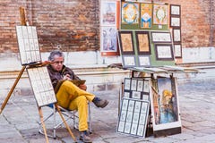WENECJA WŁOCHY, PAŹDZIERNIK, - 27, 2016: Malarza obrazu kanwa na ulicie w Wenecja, Włochy obraz stock WENECJA WŁOCHY, PAŹDZIERNIK, - 27, 2016: Malarza obrazu kanwa na ulicie w Wenecja, Włochy obraz stock