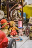 Wenen, Oostenrijk, 2 03 2019 Een ongebruikelijke tentoonstelling van verschillende oude teddyberen in gewone acties van mensen De stock foto's Wenen, Oostenrijk, 2 03 2019 Een ongebruikelijke tentoonstelling van verschillende oude teddyberen in gewone acties van mensen De stock foto's