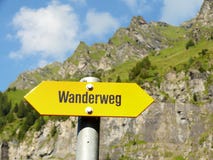 Wengen Schweiz Vägvisare för bergslinga arkivbild Wengen Schweiz Vägvisare för bergslinga arkivbild