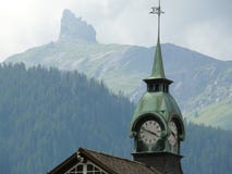 Wengen, Швейцария Гора и церковь с часами стоковое фото Wengen, Швейцария Гора и церковь с часами стоковое фото