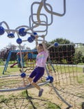 Wenig Anf?ngerschulm?dchen, das am Spielplatz spielt stockfoto Wenig Anf?ngerschulm?dchen, das am Spielplatz spielt stockfoto