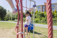 Wenig Anf?ngerschulm?dchen, das am Spielplatz spielt stockfoto Wenig Anf?ngerschulm?dchen, das am Spielplatz spielt stockfoto