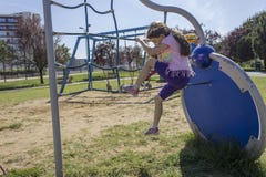 Wenig Anf?ngerschulm?dchen, das am Spielplatz spielt lizenzfreie stockfotos Wenig Anf?ngerschulm?dchen, das am Spielplatz spielt lizenzfreie stockfotos