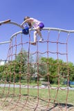 Wenig Anf?ngerschulm?dchen, das am Spielplatz spielt lizenzfreie stockfotografie Wenig Anf?ngerschulm?dchen, das am Spielplatz spielt lizenzfreie stockfotografie