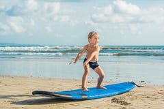 Wenig Junge, der auf tropischen Strand surft Kind auf Brandungsbrett auf Meereswogen Aktiver Wassersport für Kinder Kinderschwimm lizenzfreies stockbild Wenig Junge, der auf tropischen Strand surft Kind auf Brandungsbrett auf Meereswogen Aktiver Wassersport für Kinder Kinderschwimm lizenzfreies stockbild