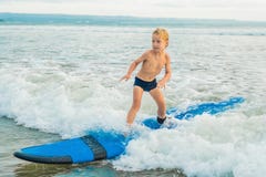 Wenig Junge, der auf tropischen Strand surft Kind auf Brandungsbrett auf Meereswogen Aktiver Wassersport für Kinder Kinderschwimm stockbilder Wenig Junge, der auf tropischen Strand surft Kind auf Brandungsbrett auf Meereswogen Aktiver Wassersport für Kinder Kinderschwimm stockbilder
