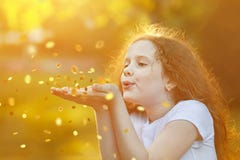 Wenig Schlagkonfettis des M?dchens goldmit ihrer Hand stockfoto Wenig Schlagkonfettis des M?dchens goldmit ihrer Hand stockfoto
