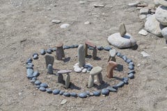 Wenig Stonehenge machte von den Steinen auf dem Strand stockfoto Wenig Stonehenge machte von den Steinen auf dem Strand stockfoto