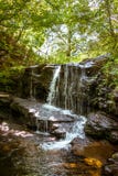 Wenig Wasserfall stockfotografie Wenig Wasserfall stockfotografie