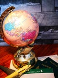 Wereldbol met kleurrijke speld De ruimte van het exemplaar Ideeën en conceptengebruik stock foto Wereldbol met kleurrijke speld De ruimte van het exemplaar Ideeën en conceptengebruik stock foto