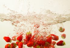 Werfende Erdbeeren im Aquarium stockfotos Werfende Erdbeeren im Aquarium stockfotos