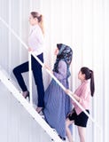 Werk bedrijfsvrouw samen die de trede, voor het concept van het vrouwensucces stappen royalty-vrije stock fotografie Werk bedrijfsvrouw samen die de trede, voor het concept van het vrouwensucces stappen royalty-vrije stock fotografie