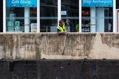Werkman die drukstraal met behulp van om muur schoon te maken royalty-vrije stock afbeelding Werkman die drukstraal met behulp van om muur schoon te maken royalty-vrije stock afbeelding