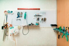 Werkplaats met hulpmiddelen op een muur stock afbeelding Werkplaats met hulpmiddelen op een muur stock afbeelding
