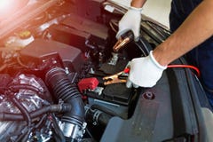 Werktuigkundige die verbindingsdraadkabels gebruiken om een auto te beginnen Royalty-vrije Stock Foto's Werktuigkundige die verbindingsdraadkabels gebruiken om een auto te beginnen Royalty-vrije Stock Foto's