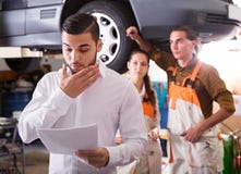 Werktuigkundigen die cliënt proberen te bedriegen stock afbeeldingen Werktuigkundigen die cliënt proberen te bedriegen stock afbeeldingen