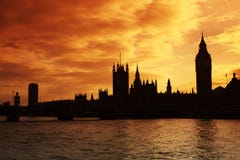 Westminster et les Chambres du Parlement au coucher du soleil Photographie stock libre de droits Westminster et les Chambres du Parlement au coucher du soleil Photographie stock libre de droits