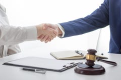 Wet, raad en de Juridische dienstenconcept Advocaat en procureur die teamvergadering hebben bij advocatenkantoor royalty-vrije stock foto's Wet, raad en de Juridische dienstenconcept Advocaat en procureur die teamvergadering hebben bij advocatenkantoor royalty-vrije stock foto's