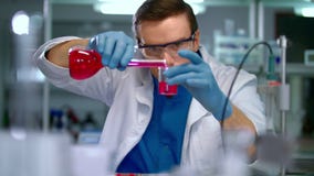 Wetenschapper in laboratorium die medisch onderzoek doen De laboratoriumarbeider giet vloeistof stock footage Wetenschapper in laboratorium die medisch onderzoek doen De laboratoriumarbeider giet vloeistof stock footage