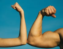 Wettbewerb, Stärkevergleich GEGEN Kampf stark Apfel- und Bandmaß Hand, Mannarm, Faust Musclar-Arm gegen schwache Hand stockbilder Wettbewerb, Stärkevergleich GEGEN Kampf stark Apfel- und Bandmaß Hand, Mannarm, Faust Musclar-Arm gegen schwache Hand stockbilder