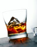 Whisky of brandewijn op de rotsen stock foto's Whisky of brandewijn op de rotsen stock foto's