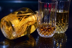 WHISKY-GLÄSER MIT INGWER-WURZEL-WEIN-FLASCHE stockbilder WHISKY-GLÄSER MIT INGWER-WURZEL-WEIN-FLASCHE stockbilder