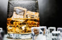 Whisky i exponeringsglas med is på svart bakgrund royaltyfria bilder Whisky i exponeringsglas med is på svart bakgrund royaltyfria bilder