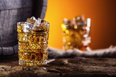 whisky Twee koppen hoogtepunt van de brandewijn of de cognac van de drankwhisky met ijsblokjes in retro stijl Oud eiken vat op de royalty-vrije stock foto's whisky Twee koppen hoogtepunt van de brandewijn of de cognac van de drankwhisky met ijsblokjes in retro stijl Oud eiken vat op de royalty-vrije stock foto's