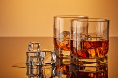 Whiskyexponeringsglas med is Royaltyfri Foto Whiskyexponeringsglas med is Royaltyfri Foto