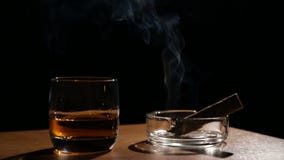 Whiskygetränke mit rauchenden Zigarren stock video footage Whiskygetränke mit rauchenden Zigarren stock video footage