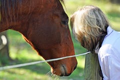 Whisperer do cavalo - mulher & animal de estimação sonhadores macios do retrato imagem de stock Whisperer do cavalo - mulher & animal de estimação sonhadores macios do retrato imagem de stock