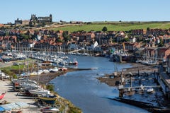 WHITBY, YORKSHIRE/UK DEL NORD - 22 AGOSTO: Vista lungo il fiume es fotografia stock libera da diritti WHITBY, YORKSHIRE/UK DEL NORD - 22 AGOSTO: Vista lungo il fiume es fotografia stock libera da diritti