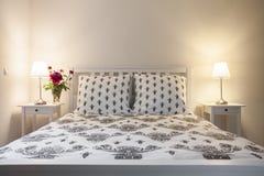 White and beige elegant bedroom Stock Photography White and beige elegant bedroom Stock Photography