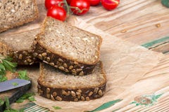 Wholemeal chleb z słonecznikowymi ziarnami i wyśmienicie świeżymi warzywami zdjęcia stock Wholemeal chleb z słonecznikowymi ziarnami i wyśmienicie świeżymi warzywami zdjęcia stock