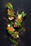 Wholemealbröd skjuter in med fetaost, den grillade zucchinin, grön sparris, sockerärtor, olivolja på en svart bakgrund fotografering för bildbyråer Wholemealbröd skjuter in med fetaost, den grillade zucchinin, grön sparris, sockerärtor, olivolja på en svart bakgrund fotografering för bildbyråer