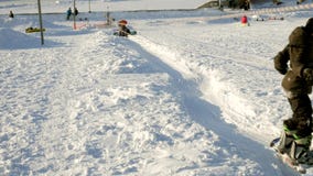 Wideo śnieżni narciarscy skłony, dźwignięcie linie i dolina park w Wasatch, Słoneczny dzień z rodzinami na nartach i snowboards Wideo śnieżni narciarscy skłony, dźwignięcie linie i dolina park w Wasatch, Słoneczny dzień z rodzinami na nartach i snowboards