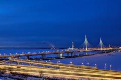 Widok autostrada most który krzyżuje zamarzniętą rzeczną zimy noc obraz royalty free Widok autostrada most który krzyżuje zamarzniętą rzeczną zimy noc obraz royalty free