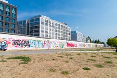 Widok Berlińska ściana Berlińczyk Mauer od bomblowanie rzeki zdjęcie stock Widok Berlińska ściana Berlińczyk Mauer od bomblowanie rzeki zdjęcie stock