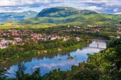 Widok Luang Prabang i Nam Khan rzeka w Laos z pięknym zdjęcia royalty free Widok Luang Prabang i Nam Khan rzeka w Laos z pięknym zdjęcia royalty free
