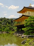 Widok majestatyczna Kinkaku-ji Pavillon Złota świątynia w Kyoto zdjęcie stock Widok majestatyczna Kinkaku-ji Pavillon Złota świątynia w Kyoto zdjęcie stock