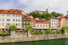 Widok malowniczy bulwar Ljubljanica rzeka i Ljubljana roszujemy obraz stock Widok malowniczy bulwar Ljubljanica rzeka i Ljubljana roszujemy obraz stock