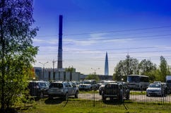 Widok miasto, ampuł drymby i wielki drapacz chmur na tle parking za, obrazy royalty free Widok miasto, ampuł drymby i wielki drapacz chmur na tle parking za, obrazy royalty free
