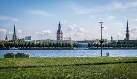 Widok miasto z różnorodnymi kościelnymi iglicami zdjęcie stock Widok miasto z różnorodnymi kościelnymi iglicami zdjęcie stock