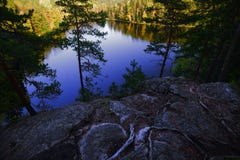 Widok na lasowym jeziorze w jesieni, Finlandia obraz stock Widok na lasowym jeziorze w jesieni, Finlandia obraz stock