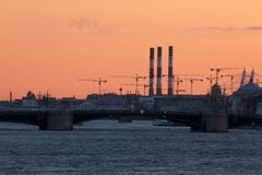 Widok na pałac moscie w promieniach zmierzch między pałac kwadratem i Vasilievsky wyspą w St Petersburg fotografia stock Widok na pałac moscie w promieniach zmierzch między pałac kwadratem i Vasilievsky wyspą w St Petersburg fotografia stock