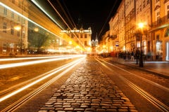 Widok nocy ulica Europejski ?redniowieczny miasto zdjęcie stock Widok nocy ulica Europejski ?redniowieczny miasto zdjęcie stock